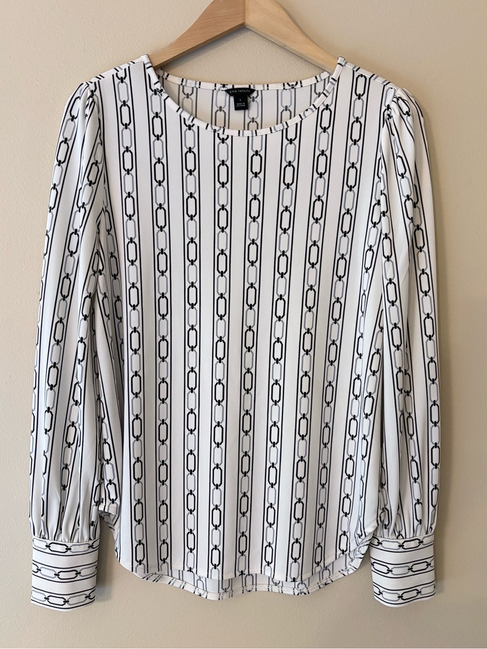 Ann Taylor Black and White Long Sleeve Blouse Size Small in Excellent Condition.